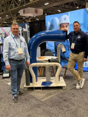 Geschäftsführer Bert Zorn und Jochen Klee (v.n.l.r.) auf der International Work Boat Show 2025