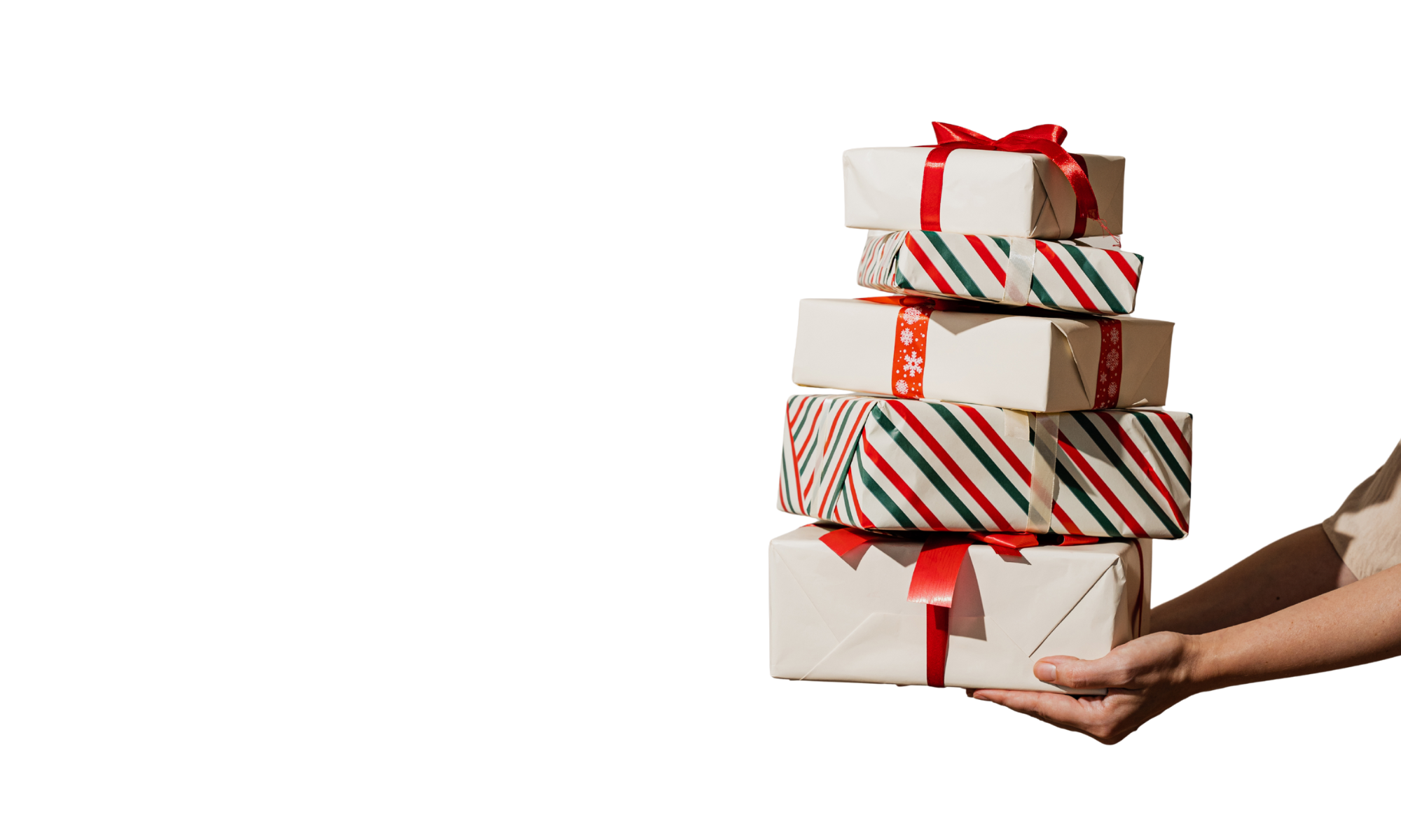 Zwei Arme reichen fünf aufeinandergestapelte, weihnachtlich verpackte Geschenke
